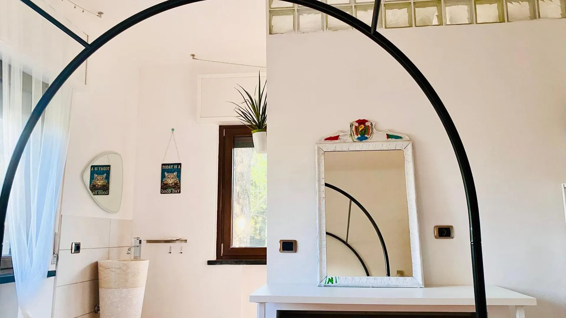 The Luxory Cat Bed & Breakfast Milan