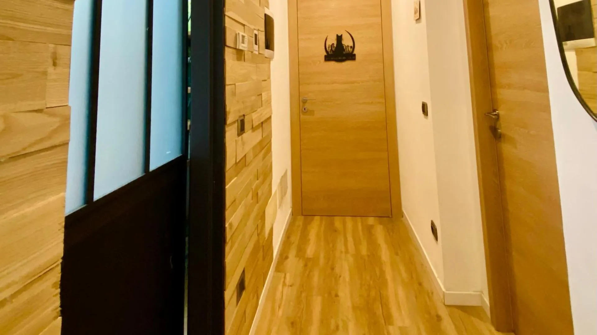 The Luxory Cat Bed & Breakfast Milan