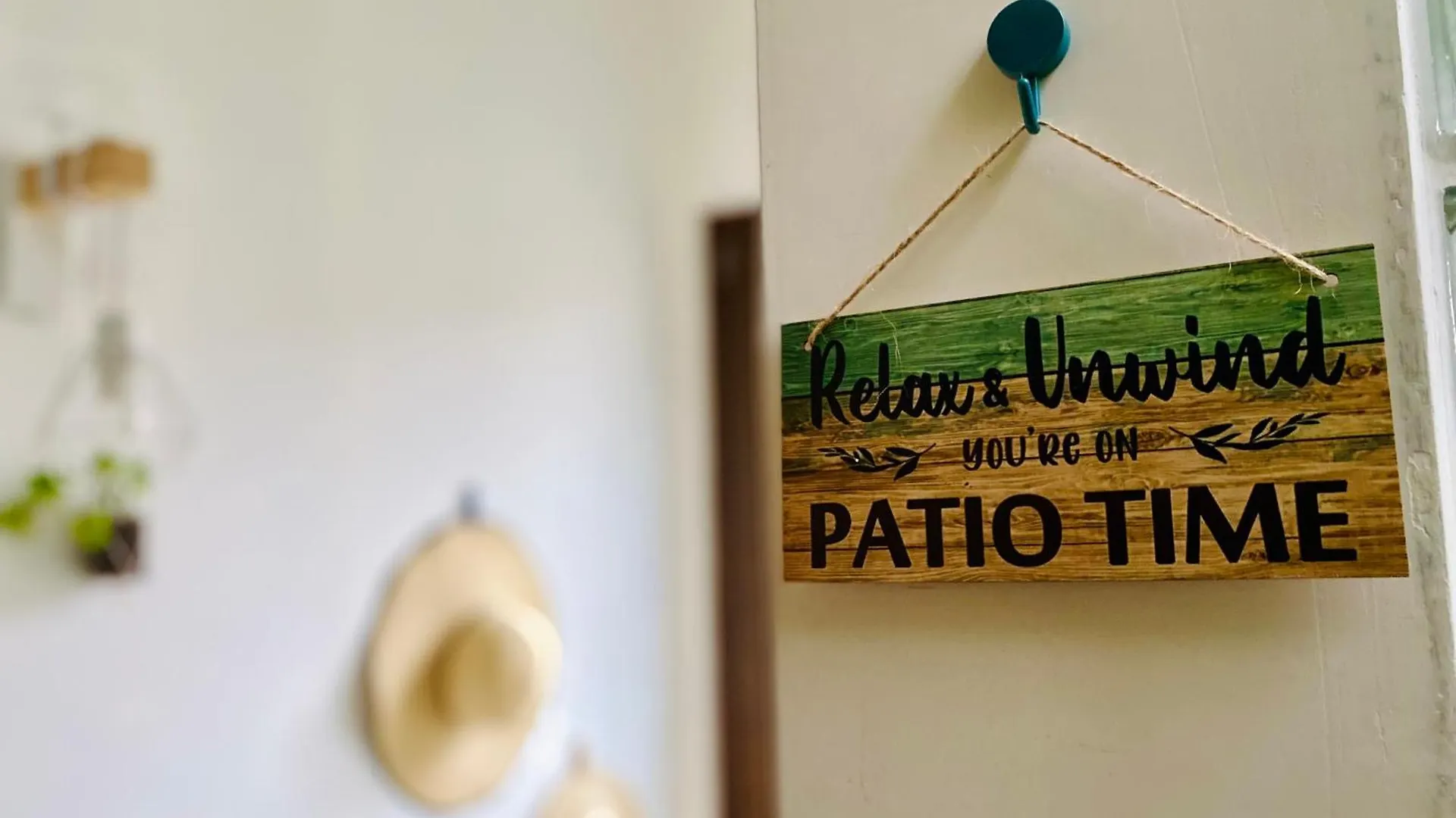 The Luxory Cat Bed & Breakfast Milan